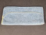 un gros plan d'un sac à main bleu posé sur une surface marron