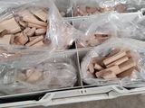 de nombreux morceaux de bois dans des sacs en plastique, rangés dans une boîte