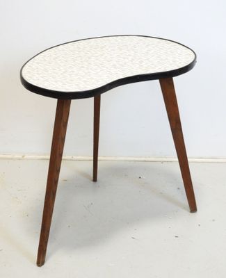 une image représentant une petite table avec un plateau blanc et noir