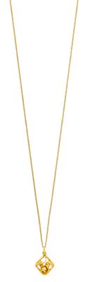 gros plan d'un collier sur fond blanc