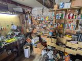 une pièce remplie de désordre et d'outils