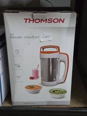 une boîte sur laquelle est posé un mixeur