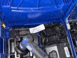 une boîte à outils bleue avec des outils à l'intérieur
