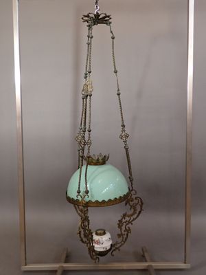 Grande suspension à pétrole avec son globe en opaline vert d…