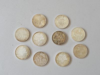 plusieurs pièces de monnaie sont disposées en cercle sur une surface blanche