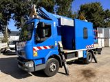 un camion bleu garé sur un parking