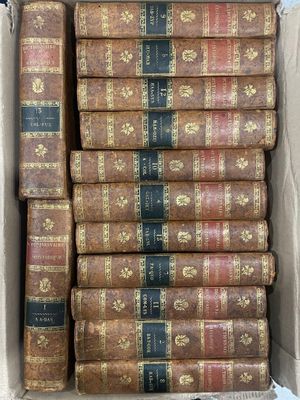 une image représentant une boîte remplie de vieux livres posée sur une table