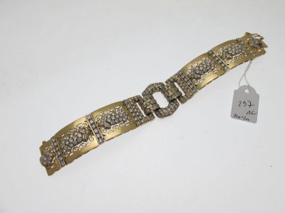 un bracelet en or serti de diamants sur fond blanc