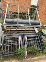 * 4 garde-corps de balcon et 2 consoles d'échafaudage