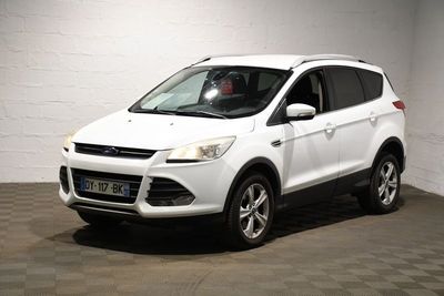 La Ford Kuga blanche est garée dans une pièce blanche