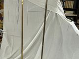 deux lampes posées sur un tissu blanc