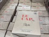 Des paquets de cigarettes sont empilés les uns sur les autres dans un magasin