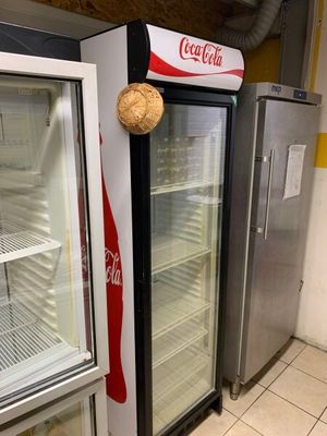 deux réfrigérateurs sur lesquels est inscrit « Coca-Cola »