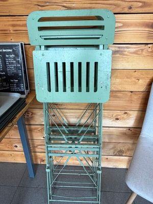 une chaise verte posée à côté d'une table