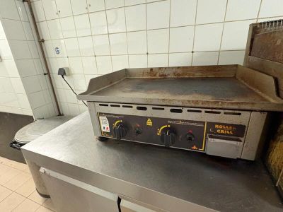 une photo d'un barbecue à gaz professionnel dans une cuisine professionnelle