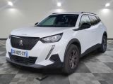 le SUV blanc est garé dans une pièce au sol en damier