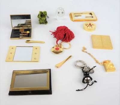 de nombreux objets posés sur une table blanche