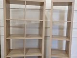 deux bibliothèques en bois à étagères ouvertes dans une pièce