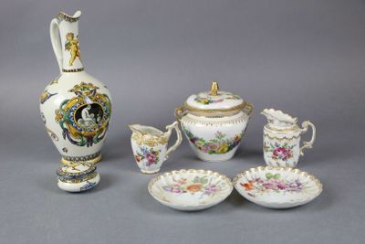 un ensemble d'objets en porcelaine comprenant un vase, une soucoupe et des tasses
