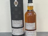 l'image d'une bouteille de whisky posée à côté d'une boîte