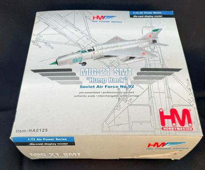 une boîte sur laquelle figure une maquette d'avion de chasse