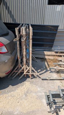 a car that is parked in front of a building