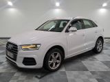 l'audi suv blanc est garé sur un carrelage à carreaux