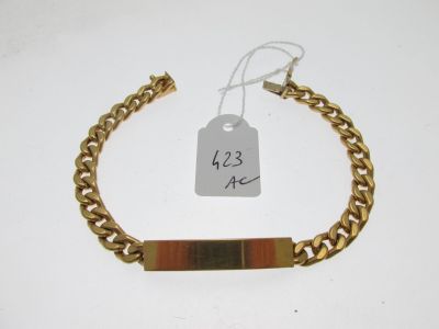 Gros plan sur un bracelet portant une étiquette