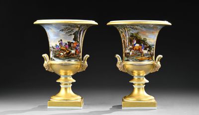 PARIS Paire de grands vases Médicis à deux anses, en porcela…