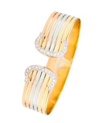 un gros plan d'une bague en or et en argent sertie de diamants