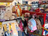 de nombreuses peluches et sacs à dos exposés dans un magasin