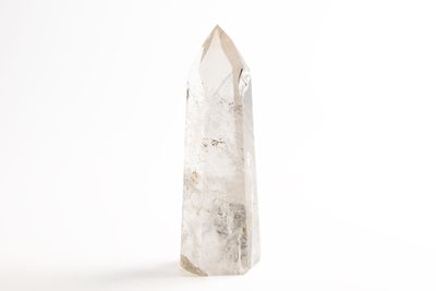 une pointe de quartz transparent sur fond blanc