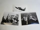 trois photos en noir et blanc d'un avion survolant l'océan