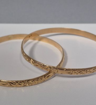 Paire de bracelets joncs rigides en or jaune 18k 750 millièm…