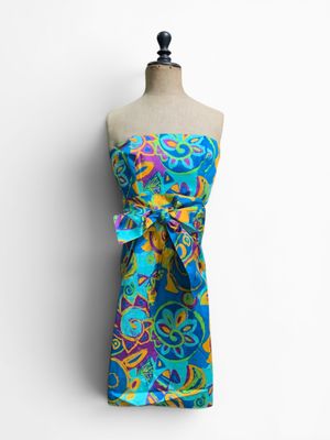 une robe sur un mannequin portant une cravate colorée
