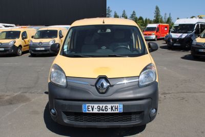une camionnette jaune garée dans un parking