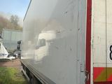 un camion garé sur le côté de la route