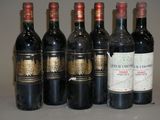 six bouteilles de vin rouge sont alignées sur une table