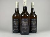 trois bouteilles de vin posées l'une à côté de l'autre sur une table