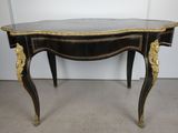 une photo d'une table noire et dorée avec un plateau en marbre