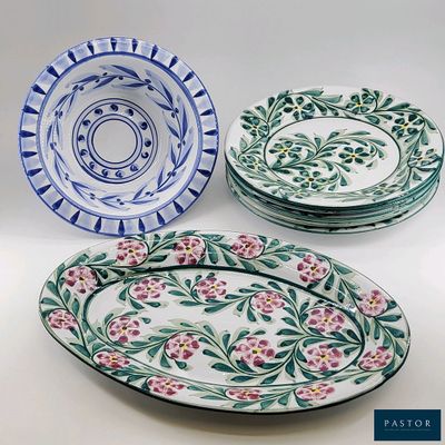 trois assiettes à motifs floraux posées sur une surface blanche