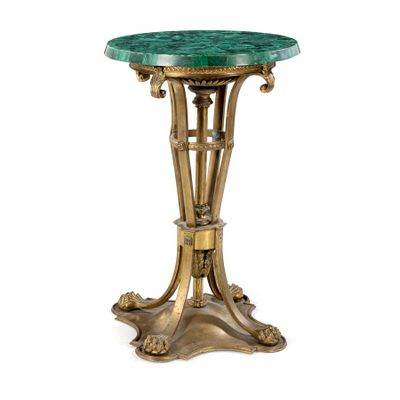 une table dorée et verte avec un plateau en marbre sur fond blanc