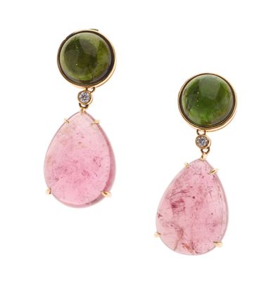 une paire de boucles d'oreilles en pierre rose et verte