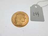 un gros plan d'une pièce d'or à côté d'une étiquette de prix