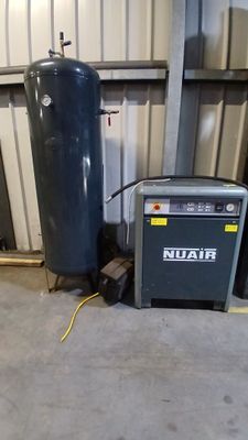 un chauffe-eau placé à côté d'un réservoir d'eau dans un garage