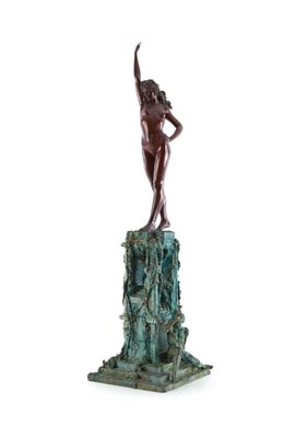 statue en bronze représentant une femme debout sur un rocher, les bras levés