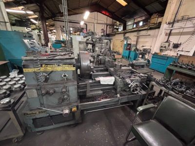 de nombreuses machines regroupées dans une même pièce