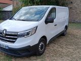une camionnette blanche garée devant un bâtiment