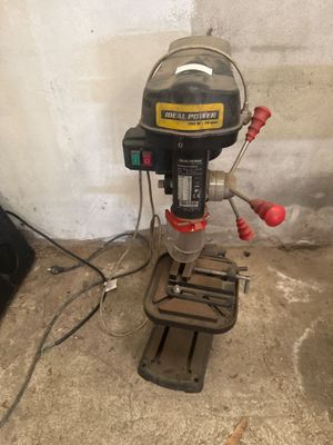 une perceuse posée sur une table