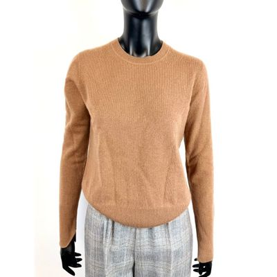un mannequin vêtu d'un pull beige et d'un pantalon à carreaux